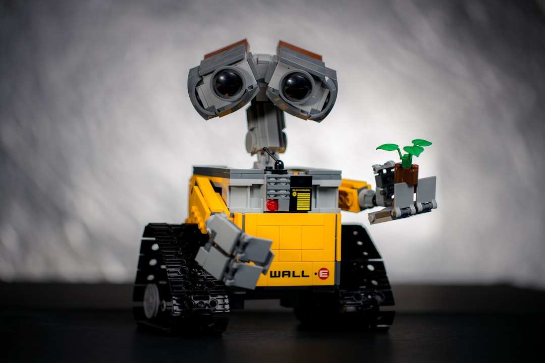 Robot y humano tomando decisiones